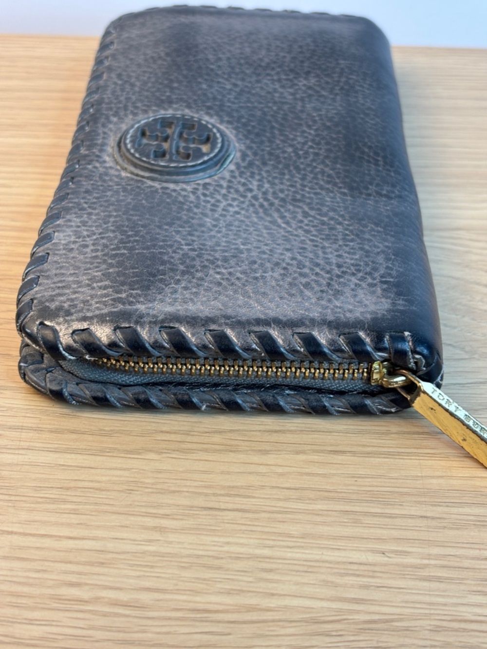 Tory Burch Chelsea Black/Gray Pebbled Leather Zip-Around Wallet Whipstitch Trim - Picture 3 of 13
